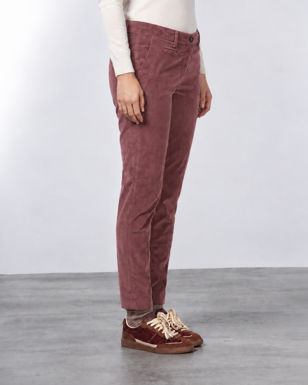 New York Slim women’s chino pants in wide-wale velvet with slim fit ①