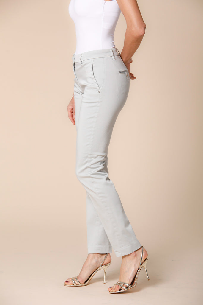 immagine 3 di pantalone chino donna in raso stretch modello new york slim colore celestino slim fit di Mason's 