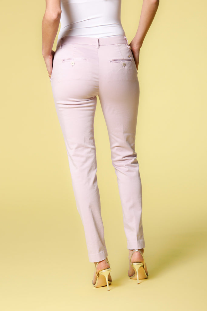 Immagine 3 di pantalone chino donna in raso stretch color glicine modello New York Slim di Mason's