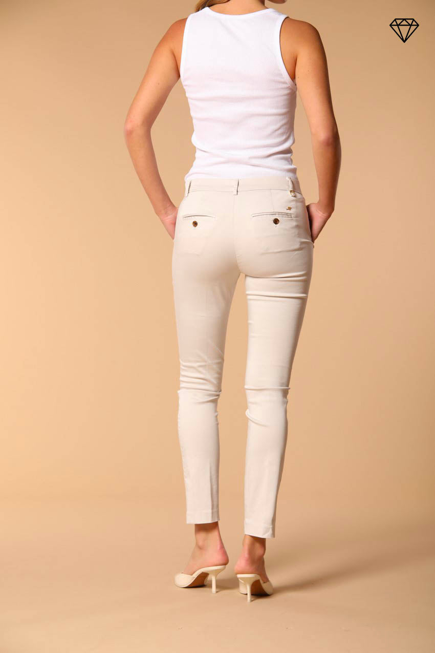 Immagine 4 di pantalone chino donna in raso stretch modello New York Slim slim fit