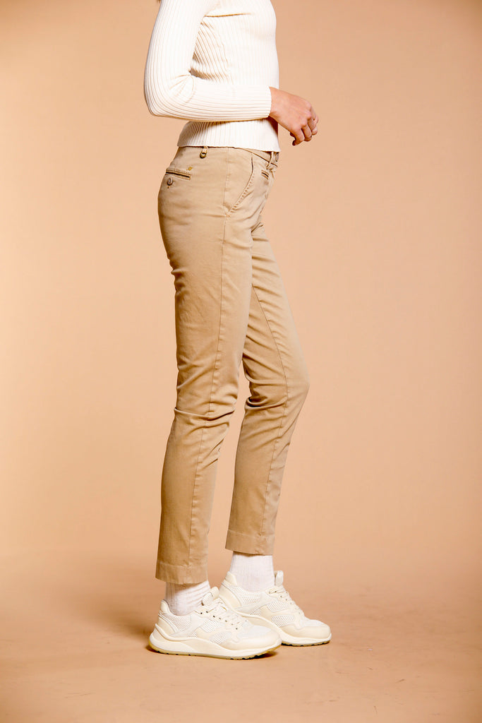 Immagine 4 di pantalone chino donna in raso color biscotto modello New York Slim di Mason's