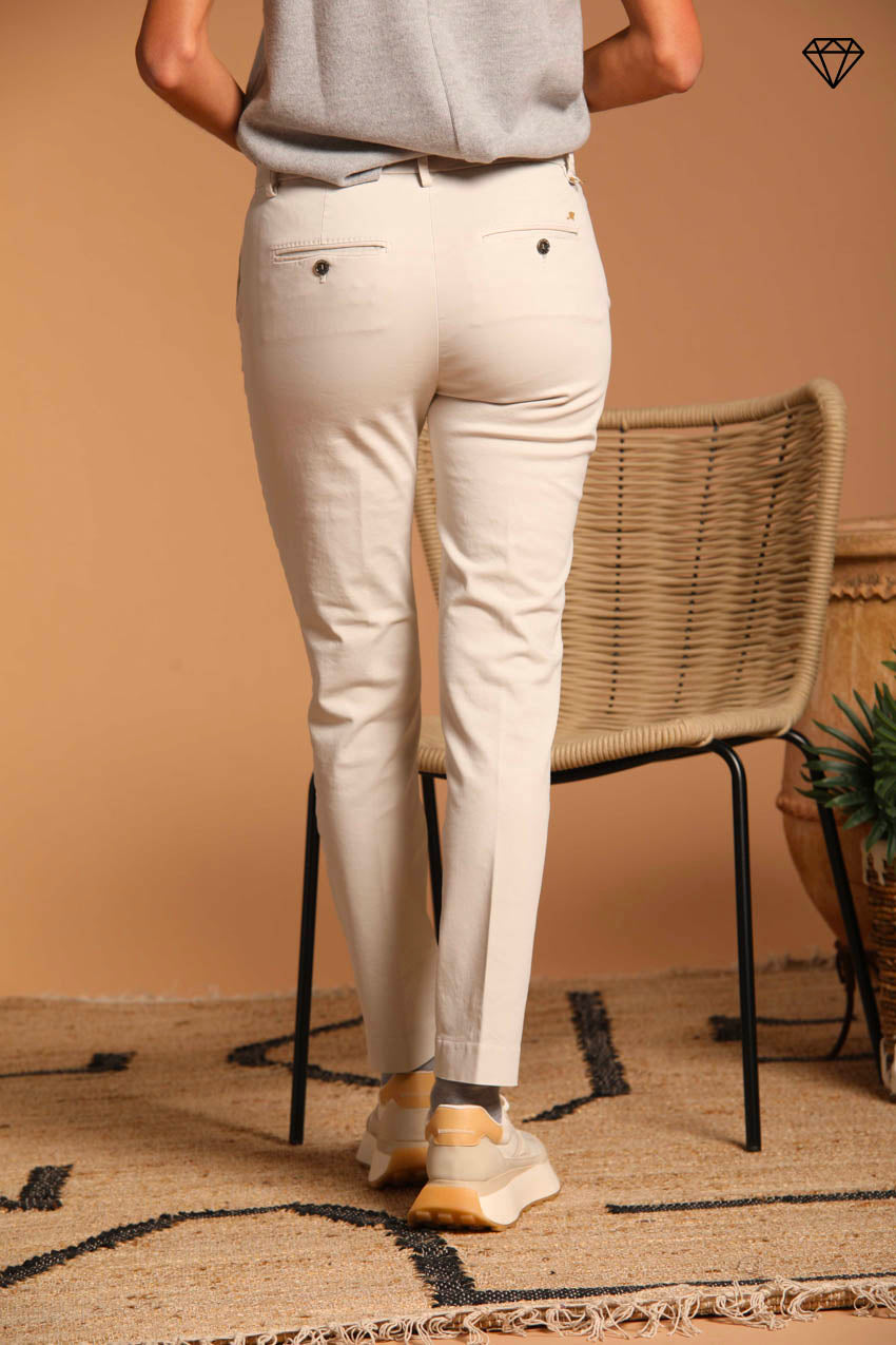 Immagine 4 di pantalone chino donna in raso modello New York Slim slim fit