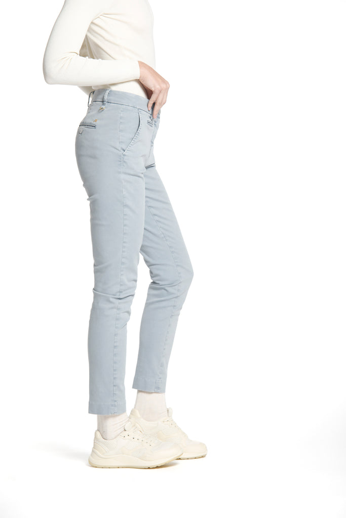 Immagine 4 di pantalone chino donna in raso colore celeste modello New York Slim di Mason's 