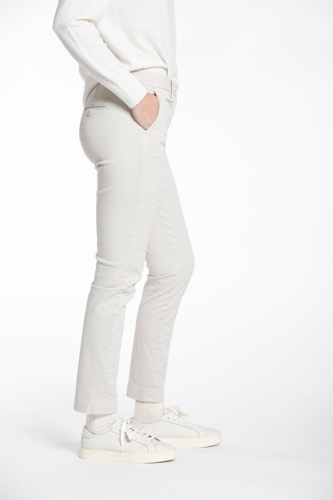 Immagine 2 di pantalone chino donna in raso color ghiaccio modello New York Slim di Mason's