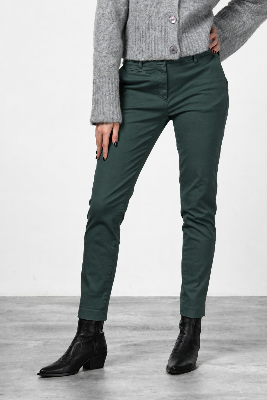New York Slim women’s chino pants in satin with slim fit ①
