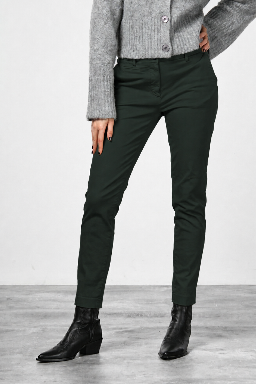 New York Slim Chinohose für Damen aus Satin mit slim fit ①
