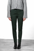 New York Slim Chinohose für Damen aus Satin mit slim fit ①
