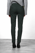 New York Slim Chinohose für Damen aus Satin mit slim fit ①
