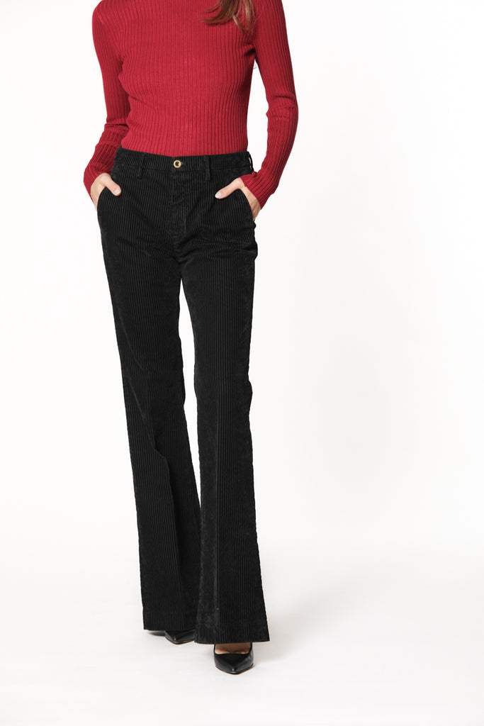 immagine 1 di pantalone chino donna in velluto colore nero modello New York Flare di Mason's 