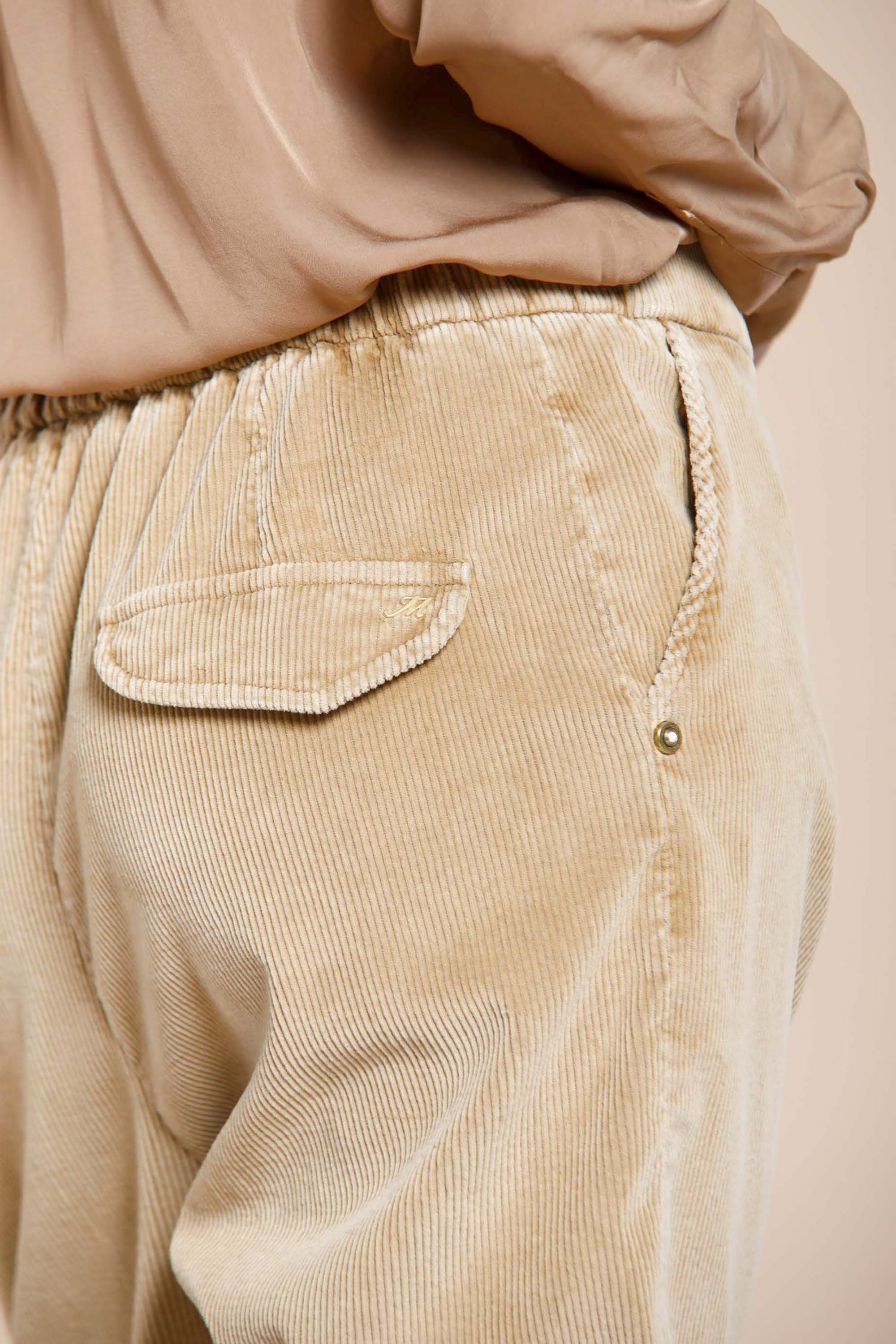 Image 4 du pantalon chino femme en velours côtelé noisette modèle Malibu Jogger City de Mason's