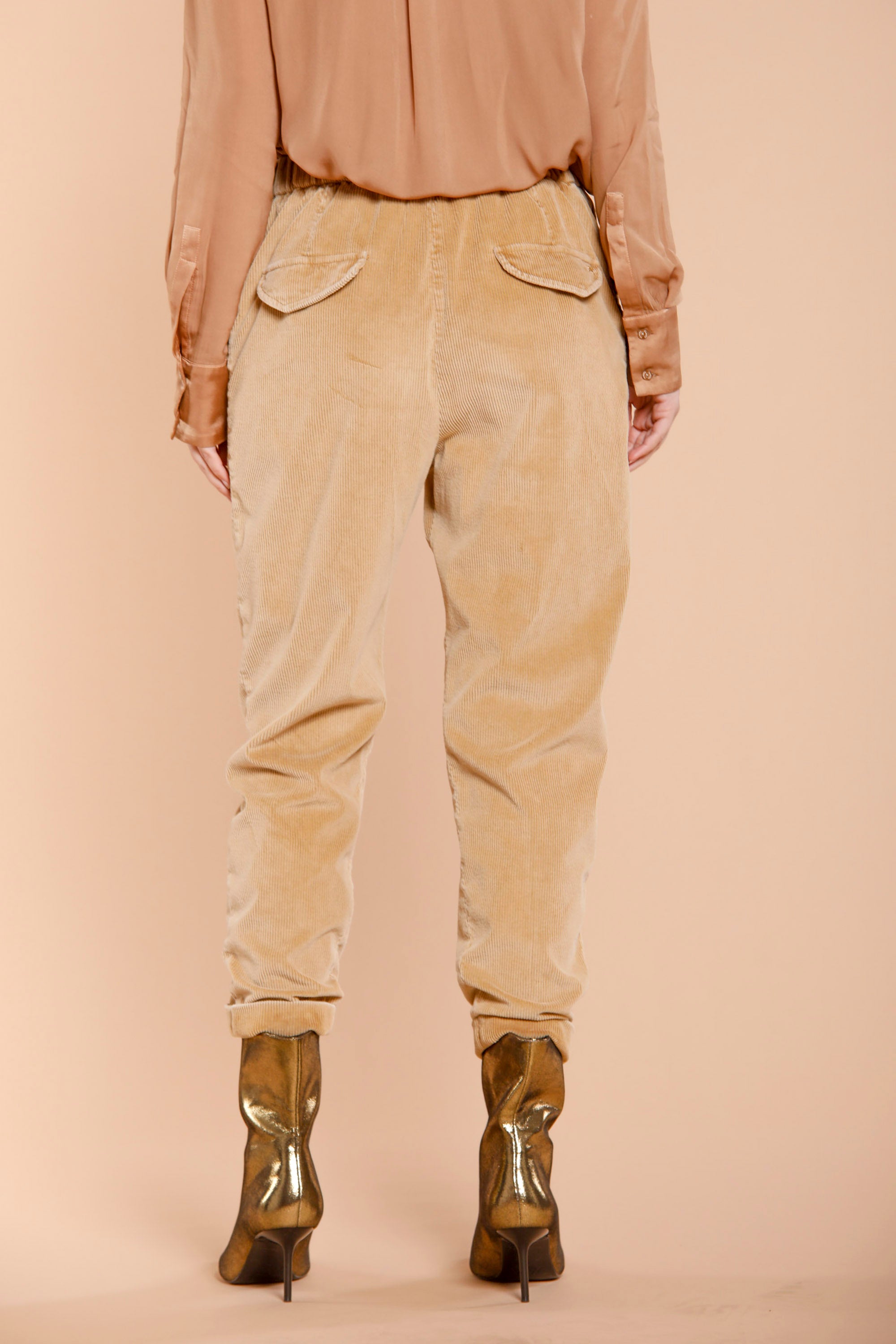 Image 5 du pantalon chino femme en velours côtelé noisette modèle Malibu Jogger City de Mason's