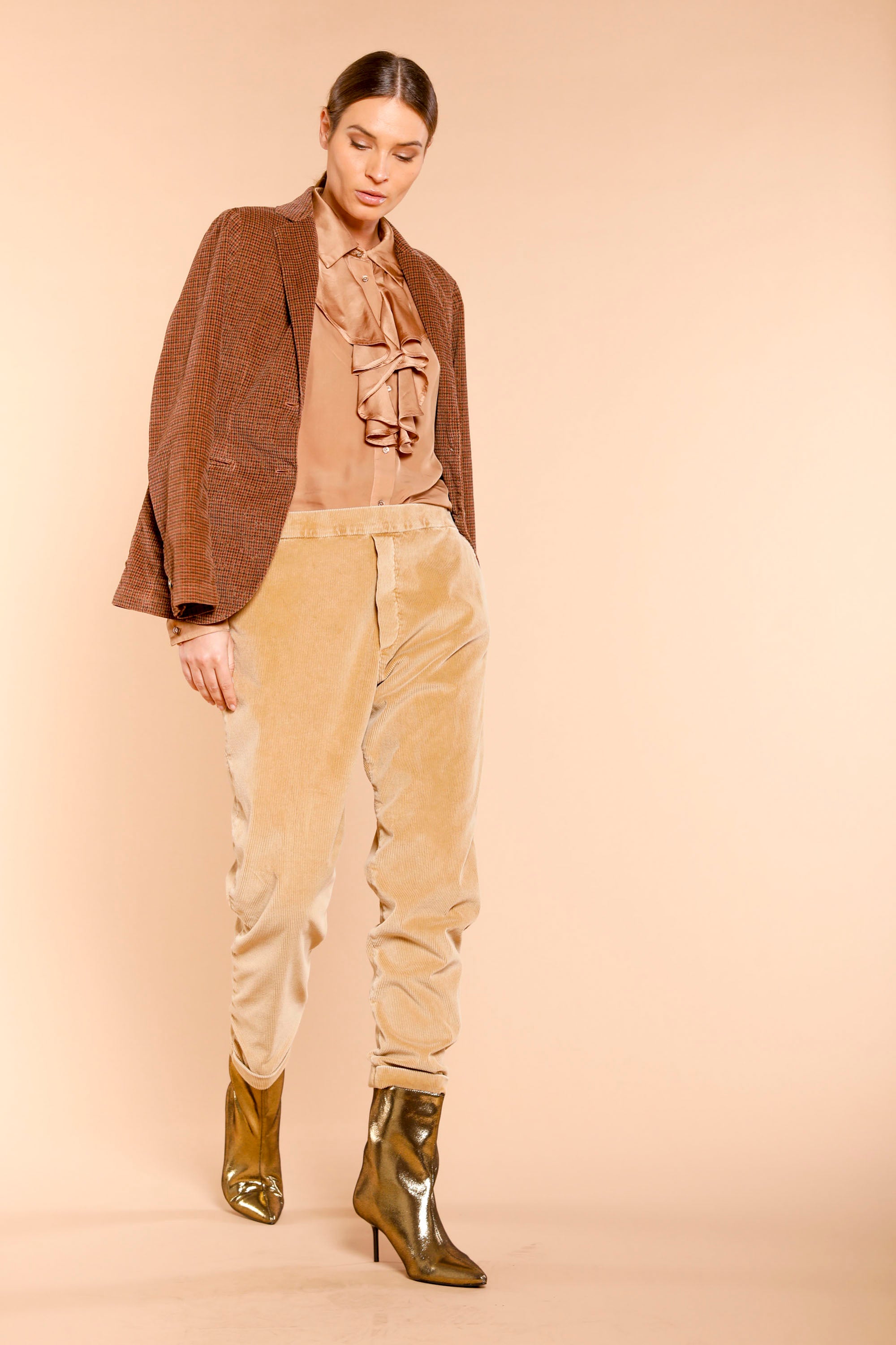 Image 2 du pantalon chino femme en velours côtelé noisette modèle Malibu Jogger City de Mason's