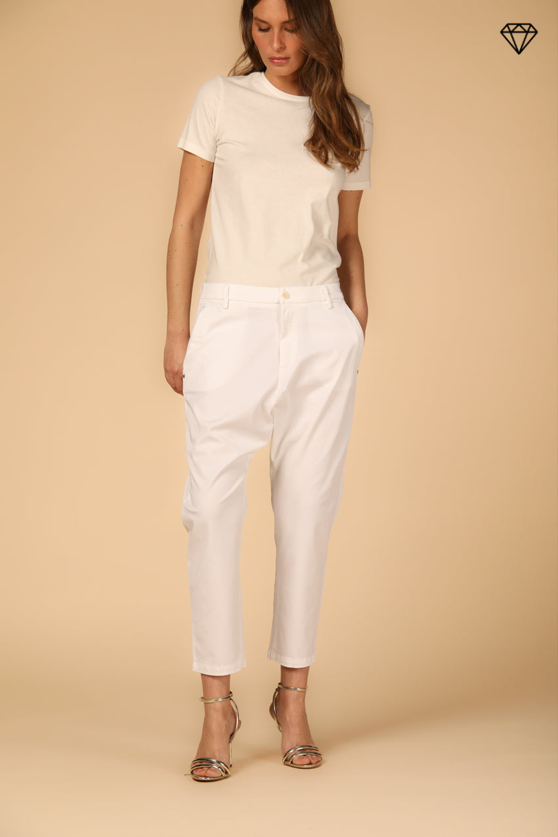 Immagine 5 di pantalone chino donna in gabardina modello Malibu Jogger carrot fit