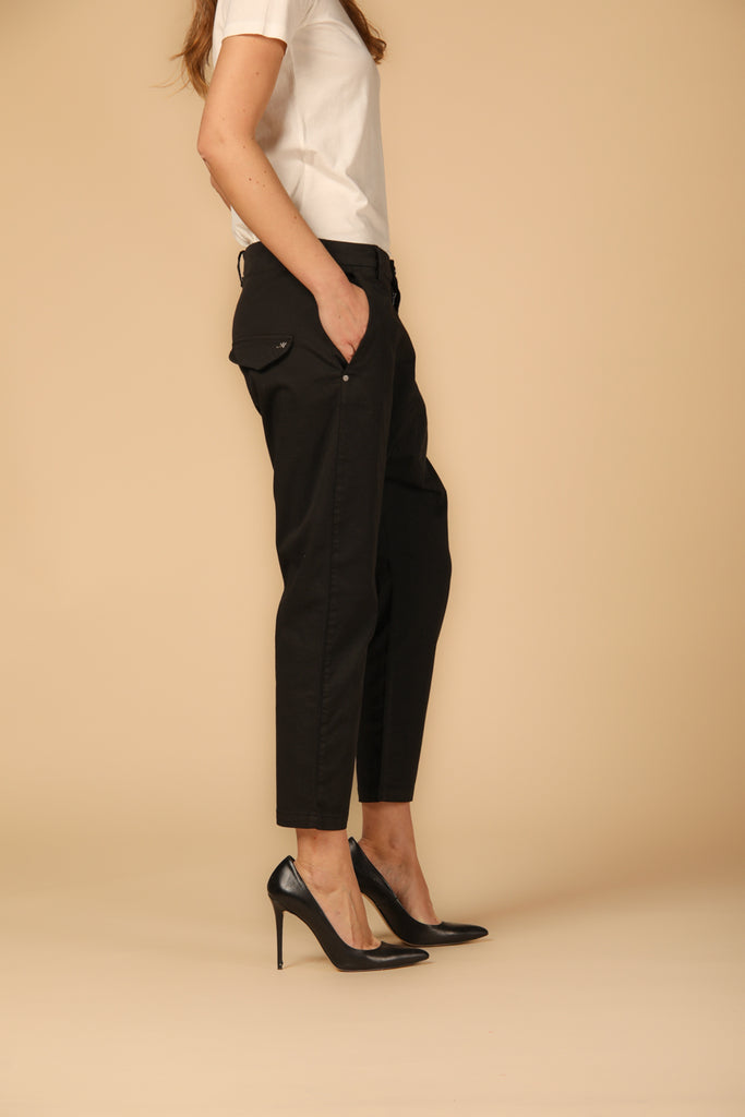 immagine 2 di pantalone chino donna modello Malibu colore nero fit relaxed