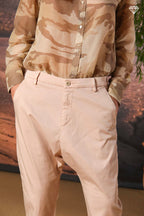 Immagine 3 di pantalone chino donna in gabardina modello Malibu Jogger carrot fit 