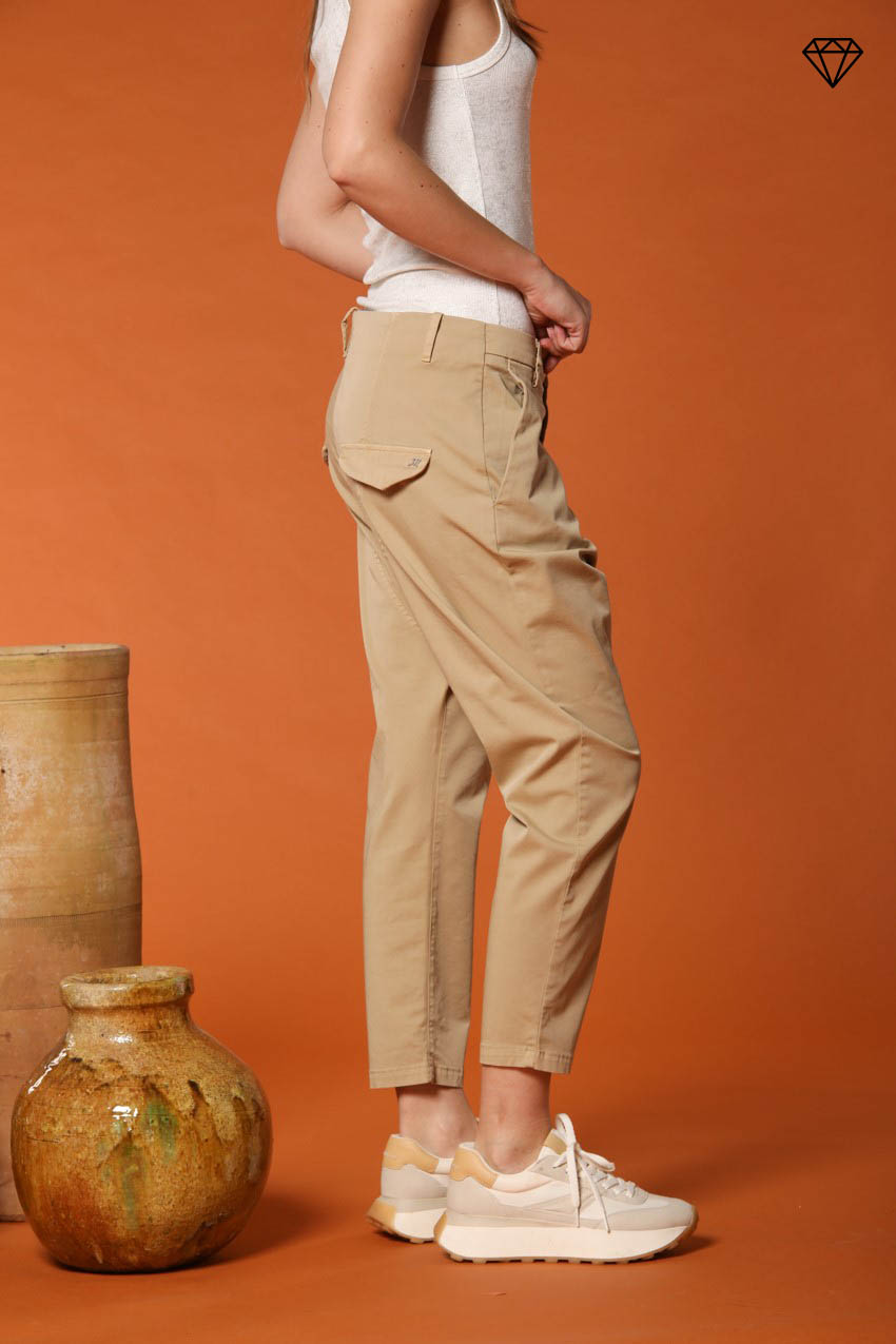 Immagine 3 di pantalone chino donna in gabardina modello Malibu Jogger carrot fit 