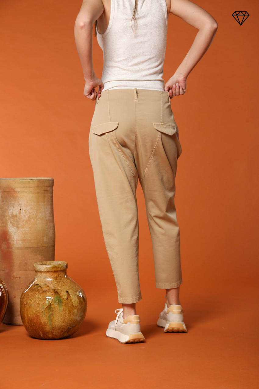 Immagine 4 di pantalone chino donna in gabardina modello Malibu Jogger carrot fit 