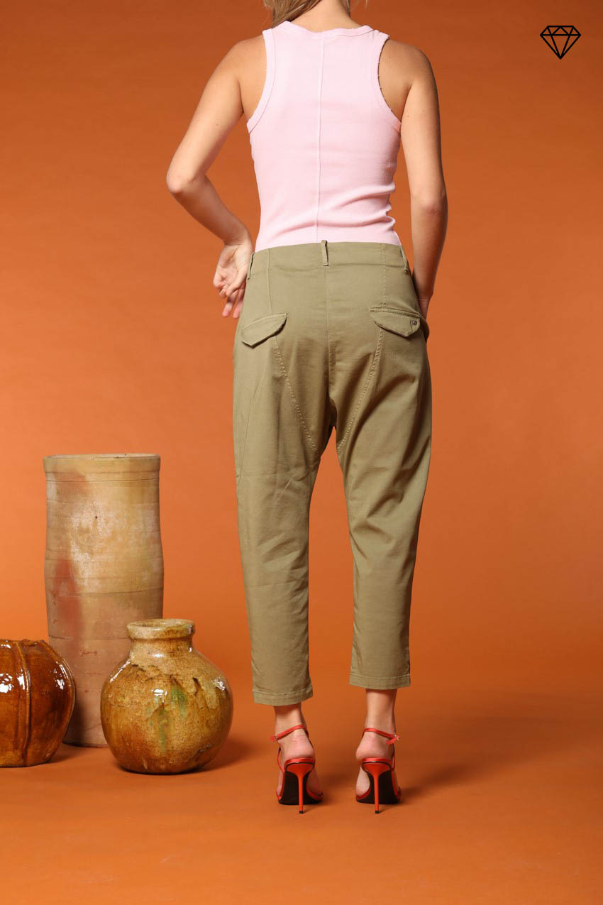 Immagine 5 di pantalone chino donna in gabardina modello Malibu Jogger carrot fit 