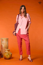 Immagine 5 di pantalone chino donna in gabardina modello Malibu Jogger carrot fit 