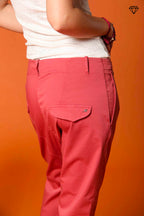 Immagine 2 di pantalone chino donna in gabardina modello Malibu Jogger carrot fit 