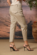 Immagine 4 pantalone chino donna in gabardina modello Malibu Jogger carrot fit 