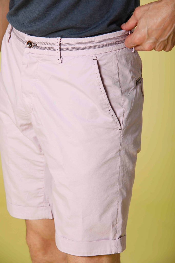 immagine 3 di bermuda chino uomo in gabardina stretch con nastri modello torino tapes colore glicine slim fit di Mason's