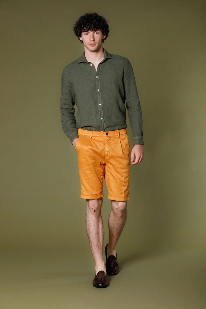 immagine 3 di pantalone bermuda chino uomo in twill di cotone e lino modello osaka 1 pinces colore arancio pavone carrot fit di mason's 