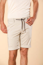 Milano Jogger Travel Herren Chino Jogger Bermuda  in technischem Travel Stretch Satin-Gewebe Slim Fit