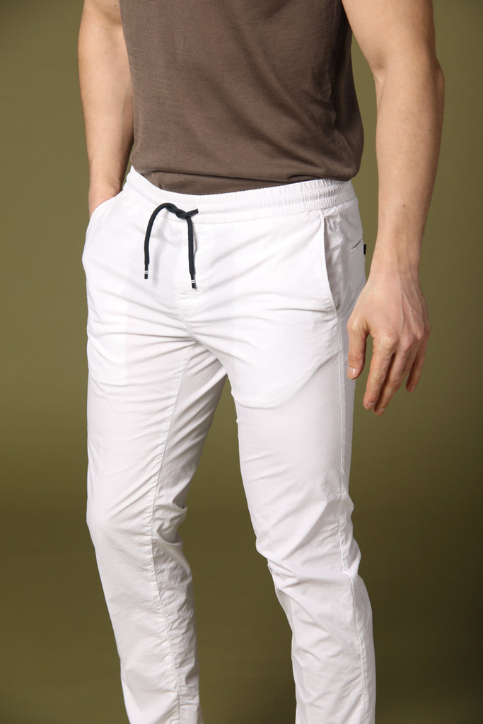 immagine 3 di pantalone chino jogger uomo modello New York Sack bianco fit regular di Mason's