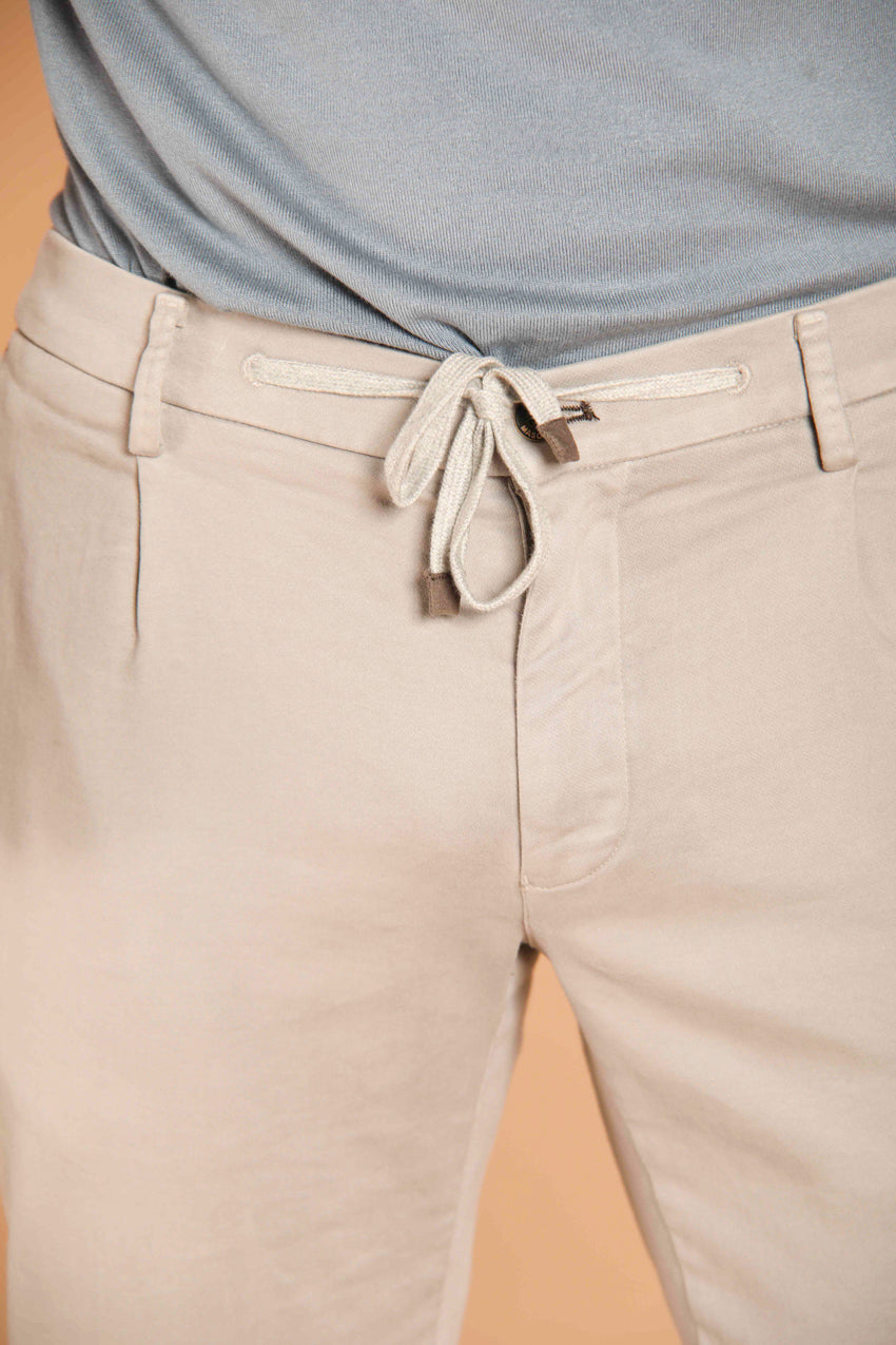 immagine 4 di pantalone chino jogger uomo modello New York Golf 1 Pinces in raso, di colore grigio. fit regular di mason's