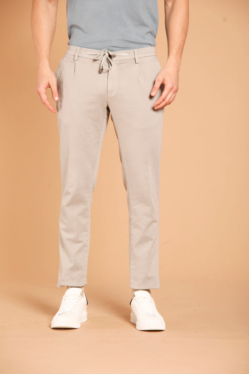 immagine 8 di pantalone chino jogger uomo modello New York Golf 1 Pinces in raso, di colore grigio. fit regular di mason's