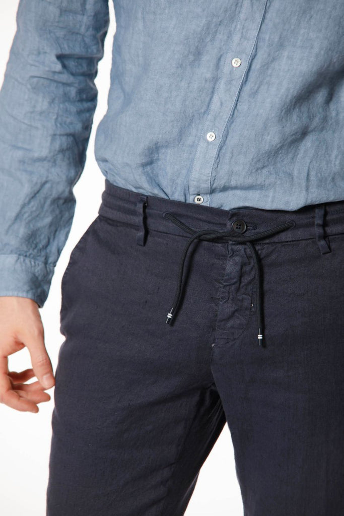 Immagine 2 di pantalone chino jogger uomo in lino e cotone blu navy modello Milano Jogger di Mason's