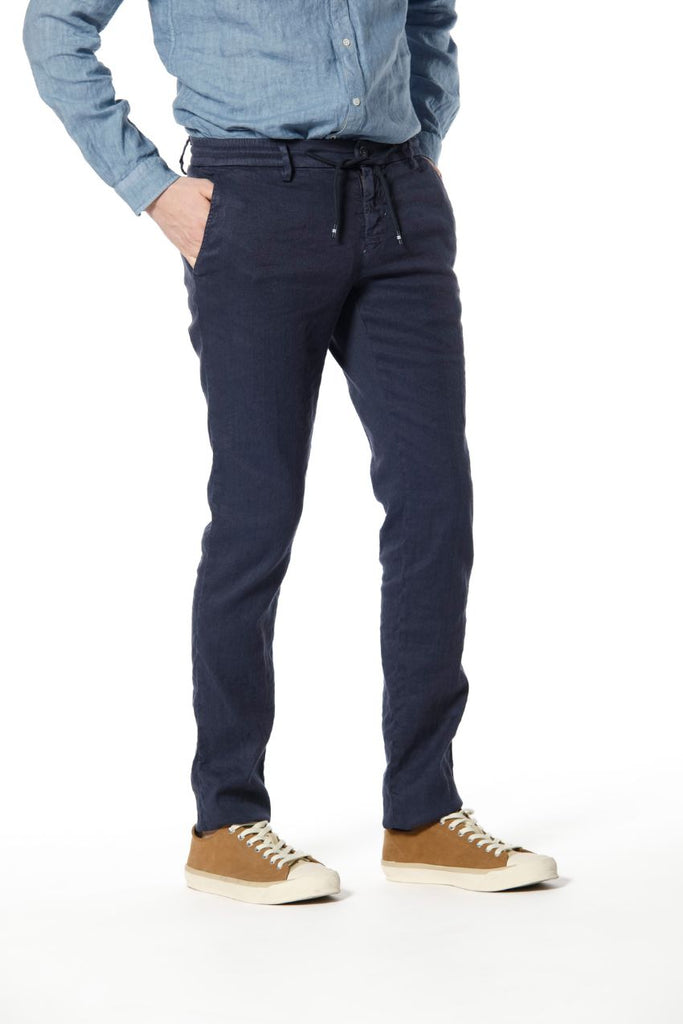 Immagine 3 di pantalone chino jogger uomo in lino e cotone blu navy modello Milano Jogger di Mason's