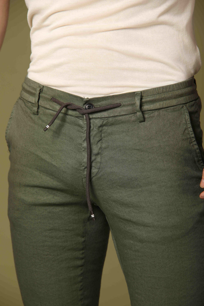 immagine 3 di pantalone chino jogger uomo modello Milano Jogger  in verde fit extra slim di Mason's