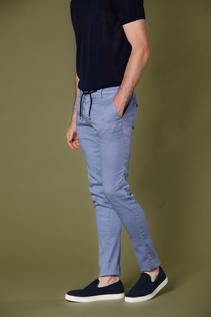 Immagine 5 di pantalone chino jogger uomo in lino e cotone azzurro modello Milano Jogger di Mason's