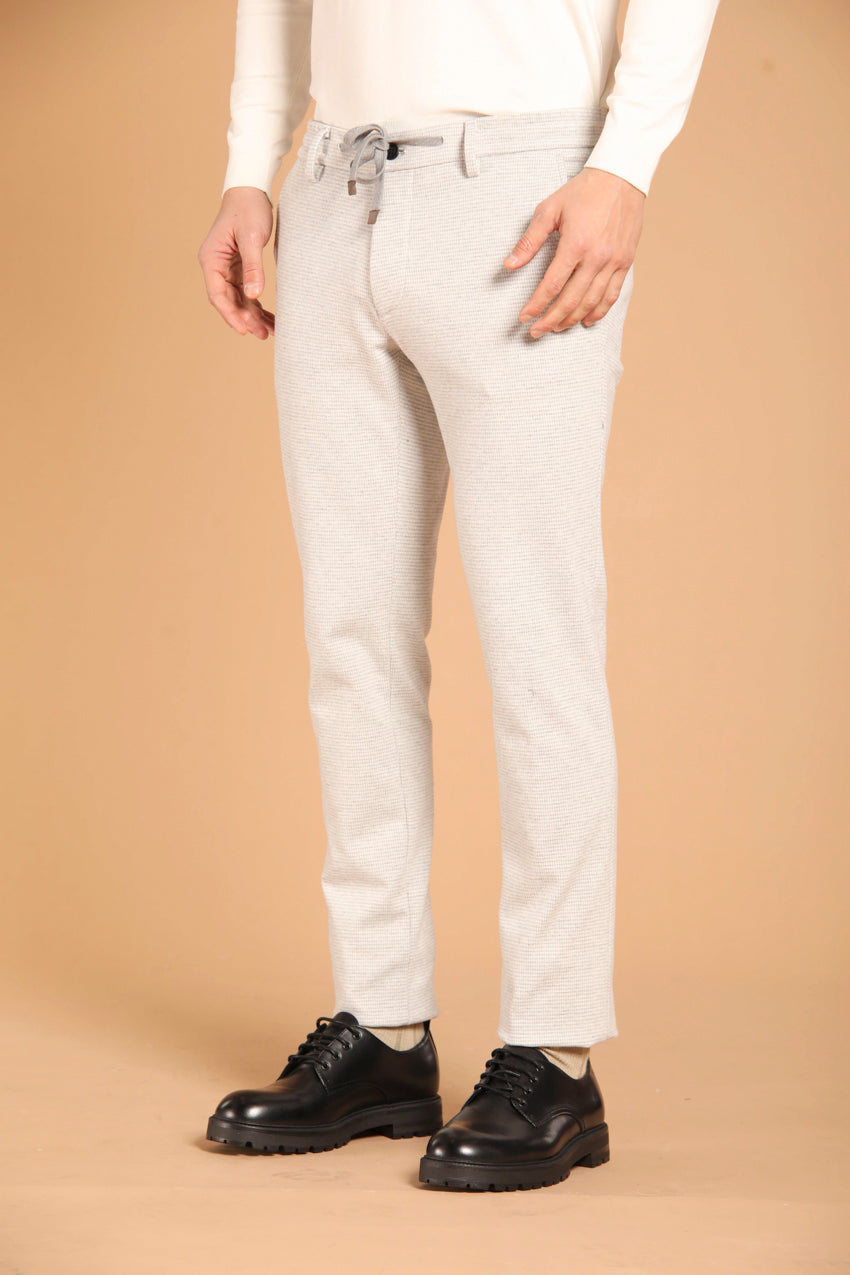 immagine 2 di pantalone chino uomo modello Milano Jogger, colore grigio medio, fit extra slim di mason's