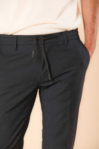 Milano Jogger pantalón chino para hombre en lana travel corte extra slim fit