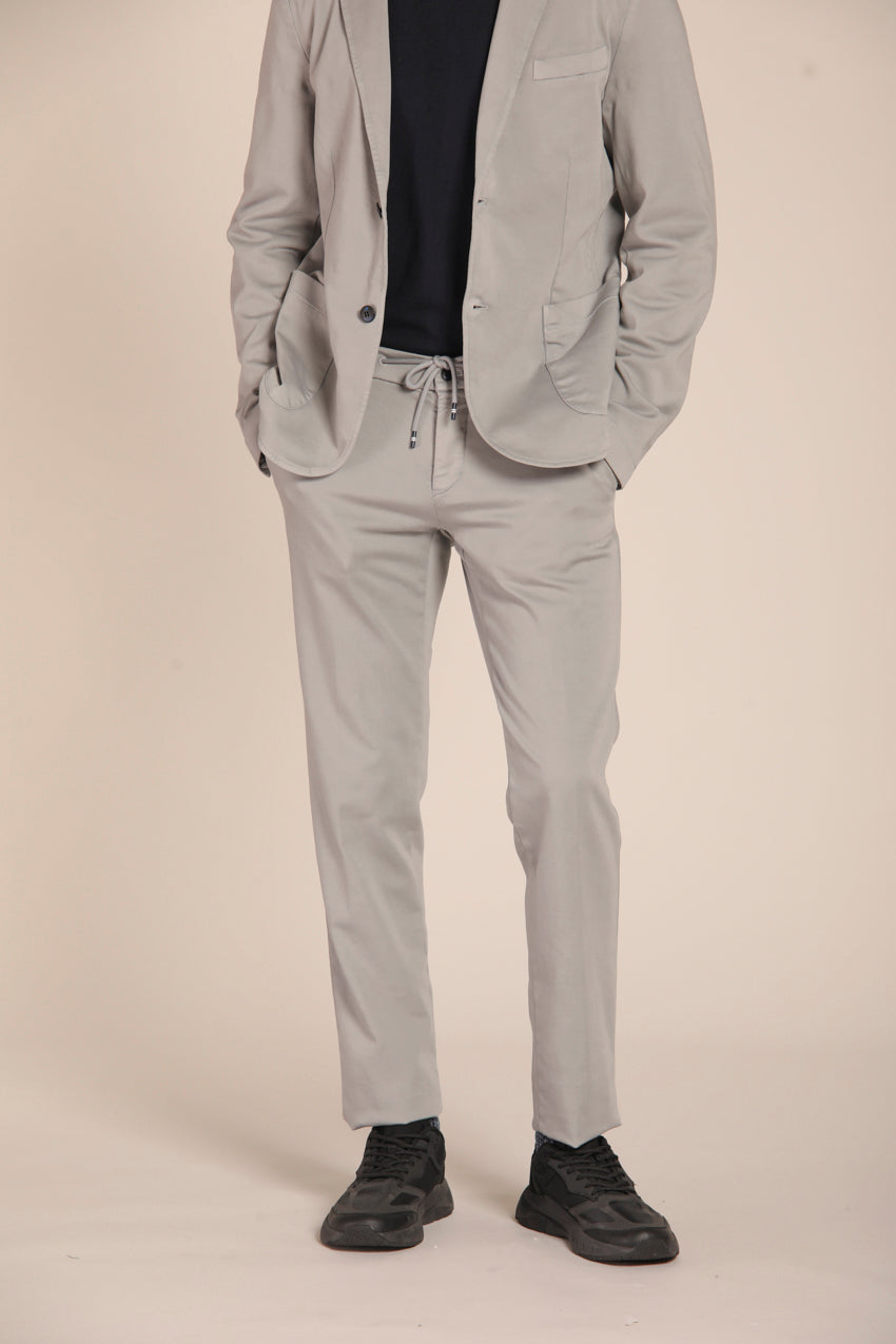 immagine 2 di pantalone chino jogger uomo modello Milano Travel di colore grigio, fit extra slim di Mason's 