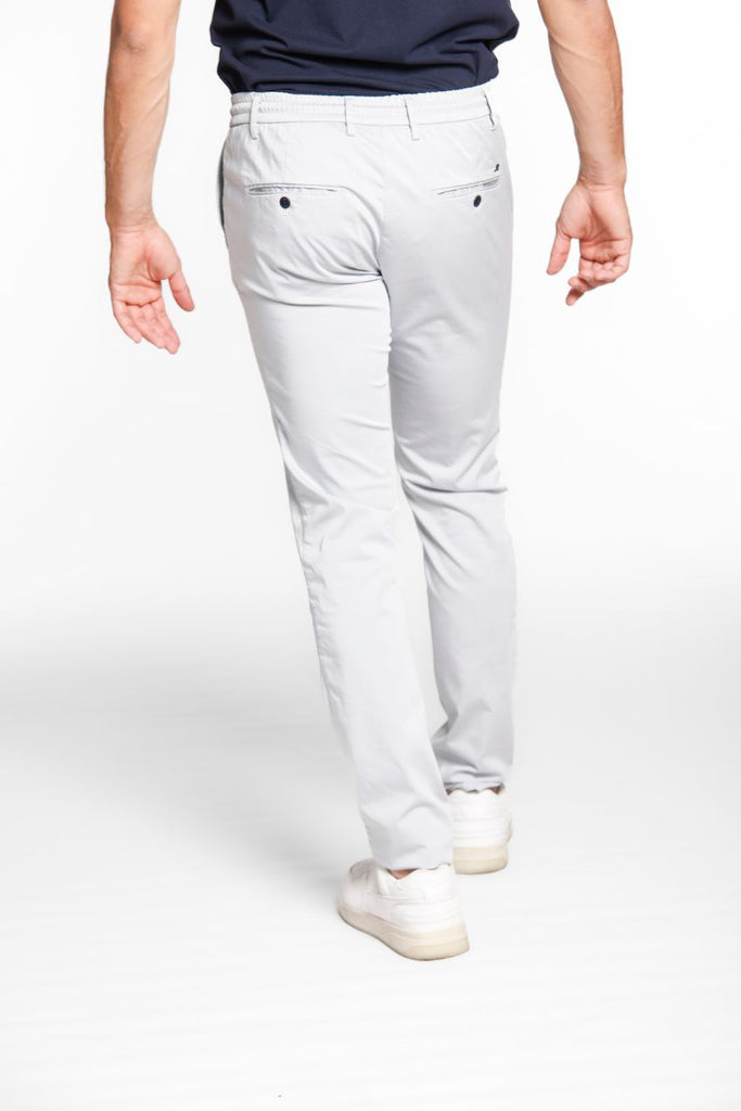 Immagine 4 di pantalone jogger uomo in raso tecno stretch grigio chiaro modello Milano Jogger Travel di Mason's