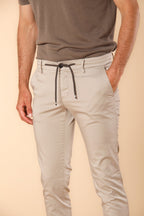 Milano Jogger Travel Herren Chino Jogger aus technischem Satin Travel Stretch Extra Slim