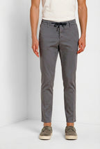 Milano Jogger Travel pantalon chino homme en satin technique travel stretch extra slim fit