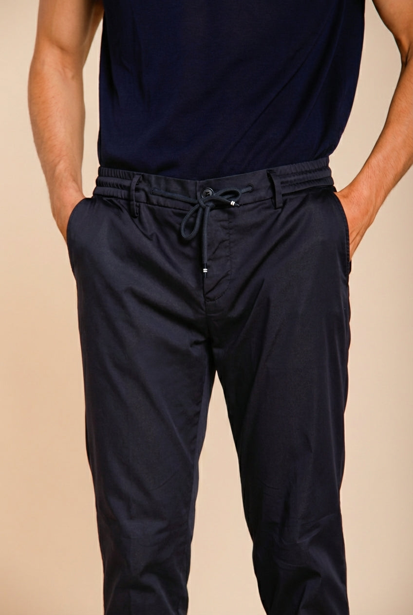 Milano Jogger Travel pantalon chino homme en satin technique travel stretch extra slim fit