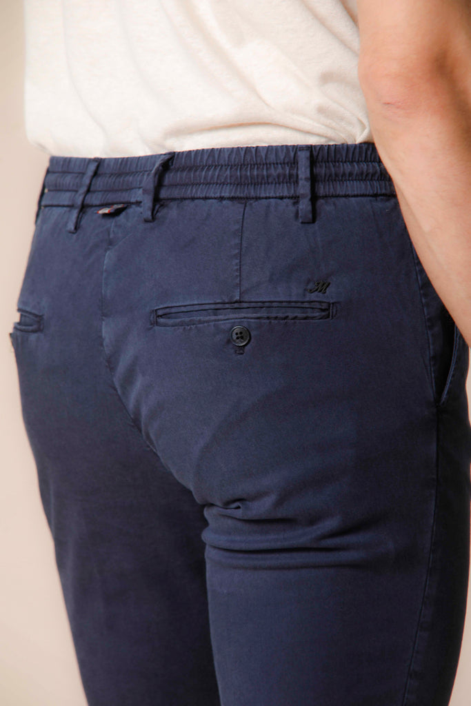 Immagine 2 di pantalone chino jogger uomo in cotone e tencel blu navy modello Milano Jogger di Mason's