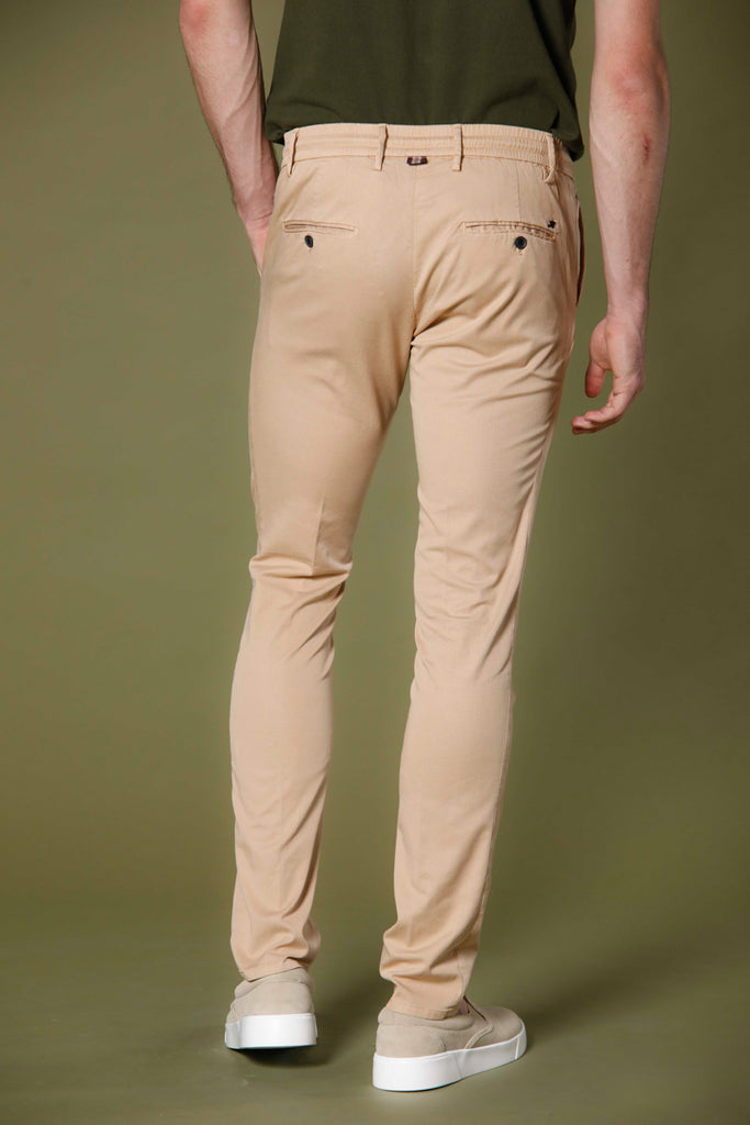 Immagine 3 di pantaloni chino jogger uomo in cotone e tencel color kaki scuro modello Milano Jogger di Mason's