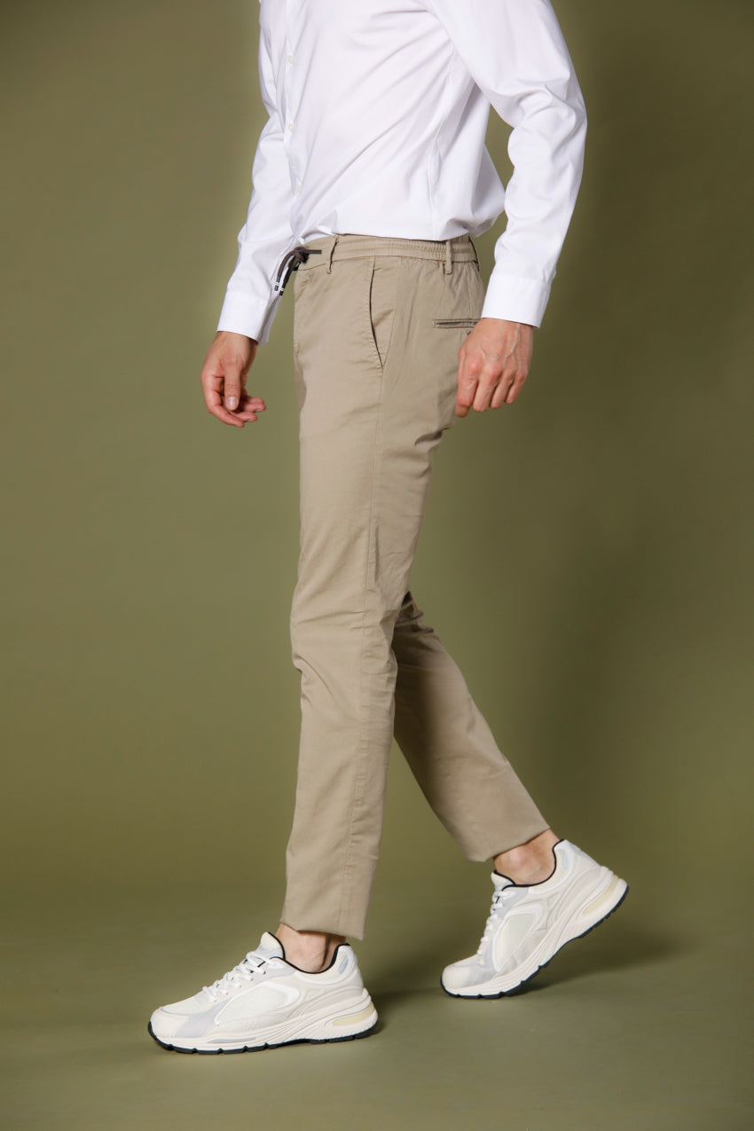 Image 4 du pantalon chino jogger homme en coton et tencel kaki modéle Milano Jogger par Mason's