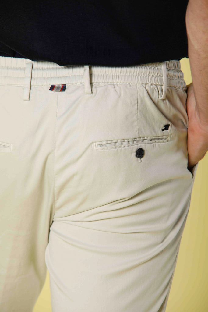 Immagine 2 di pantalone chino jogger uomo in cotone e tencel color verdino modello Milano Jogger di Mason's