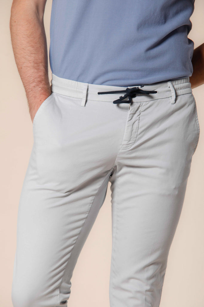 Immagine 2 di pantalone chino jogger uomo in cotone e tencel grigio chiaro modello Milano Jogger di Mason's