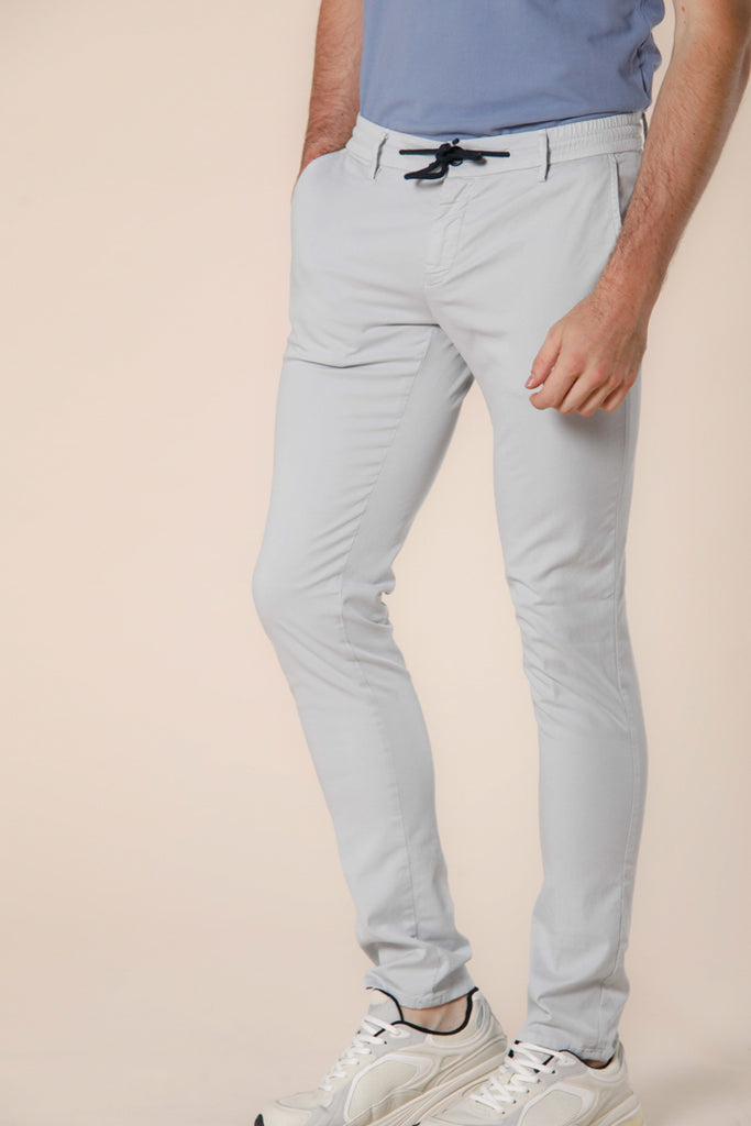 Immagine 3 di pantalone chino jogger uomo in cotone e tencel grigio chiaro modello Milano Jogger di Mason's