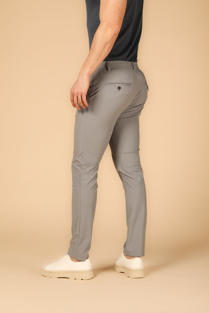 immagine 4 di pantalone chino jogger uomo modello Milano Style Dynamic in grigio chiaro fit extra slim di Mason's