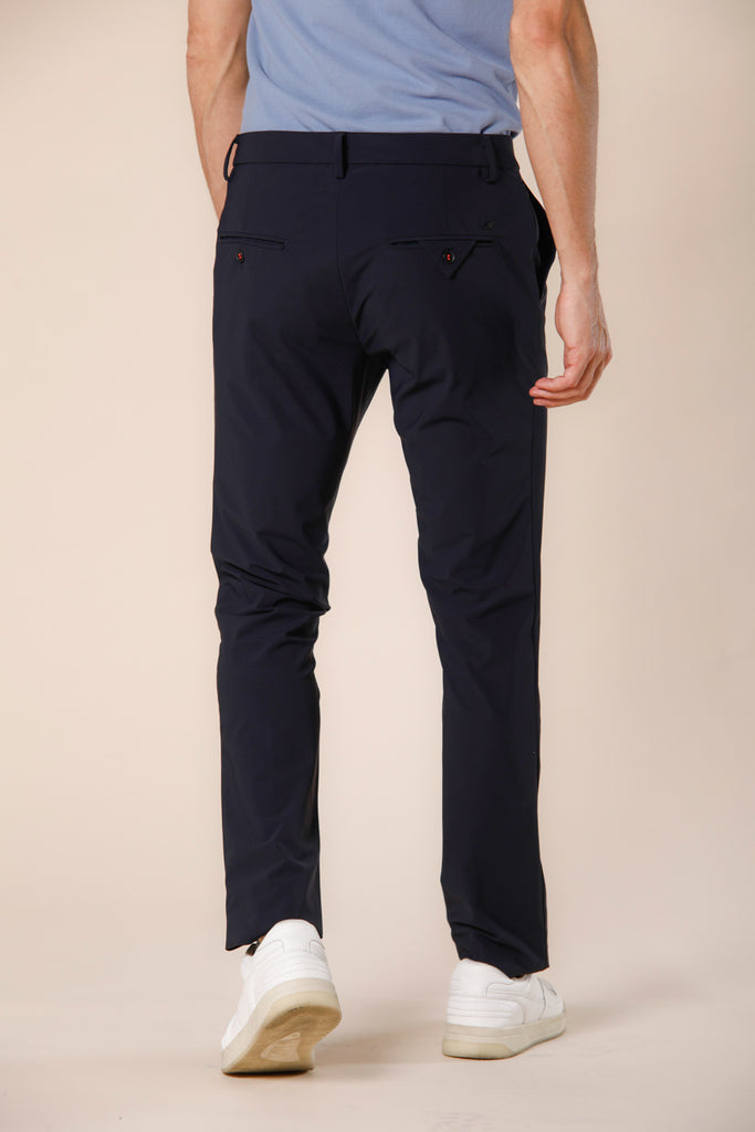 Immagine 4 di pantalone chino jogger uomo in jersey super tecnico blu navy modello Milano Style Dynamic di Mason's